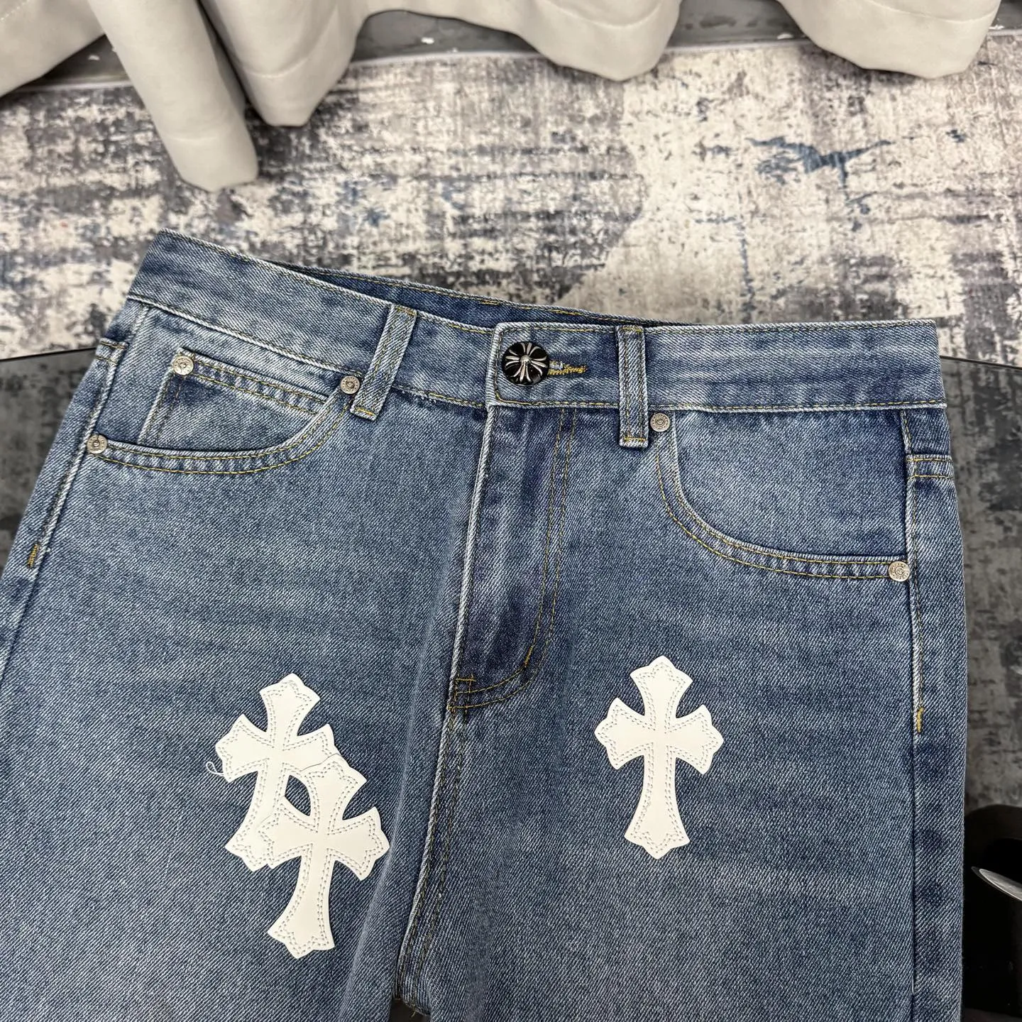 P230 Chrome Hearts CH/Chrome Hearts Classic Blue Pants White Cross Patched Leather Jeans. Original purchase and patterning. Really restores the ultimate texture of Vintage. Special Italian cowhide print and then cut. Customized sheepskin three-layer thick line leather. The whole body is spliced in heavy water washing process. Craftsmen hand-splash ink. You can see the details. Three-dimensional cutting version. Loose and comfortable. Not picky on the figure. Makes taller and slimmer. Seiko factory. Original quality control. Same style for men and women. Can be matched with couples. Versatile recommendation. Essential jeans for all seasons Color: blue Size: 28-36 (S-XXL)
